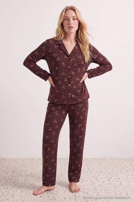TRENDYOLMİLLA Damen 2er Pack Braun Mit Grafikprint Lang, Regular Fit Pyjama- Sets - Image 1
