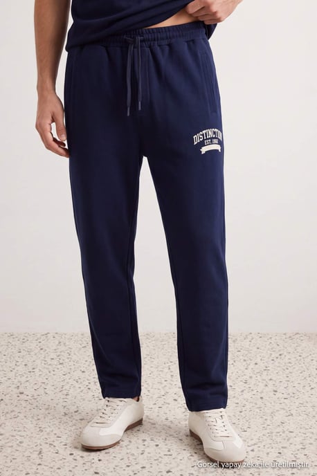 TRENDYOL MAN Herren Dunkelblau Mit Slogan Normale Taille Jogginghosen - Image 1