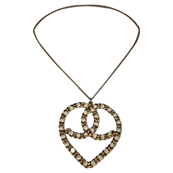 Chanel Halskette in Herzform mit verschlungenen Verzierungen aus Goldmetall - Image 1