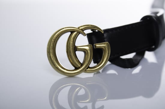 Gucci, schmaler Ledergürtel mit GG-Logo in Schwarz - Image 3