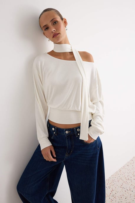 TRENDYOLMİLLA Damen Ecru Gestreift Lang Regular Fit Blusen - Image 1