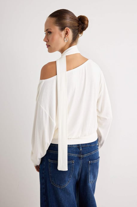 TRENDYOLMİLLA Damen Ecru Gestreift Lang Regular Fit Blusen - Image 3
