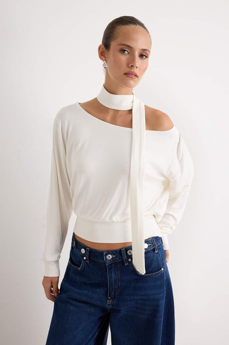 TRENDYOLMİLLA Damen Ecru Gestreift Lang Regular Fit Blusen - Image 4