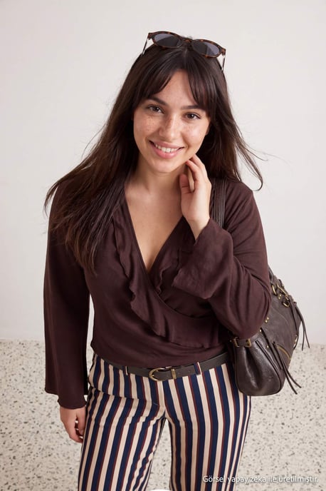Trendyol Curve Langärmlige taillierte Bluse, große Größen - Braun - Image 1