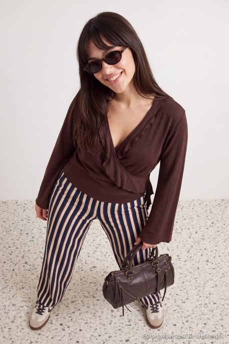 Trendyol Curve Langärmlige taillierte Bluse, große Größen - Braun - Image 3