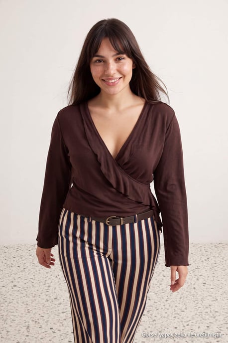 Trendyol Curve Langärmlige taillierte Bluse, große Größen - Braun - Image 4