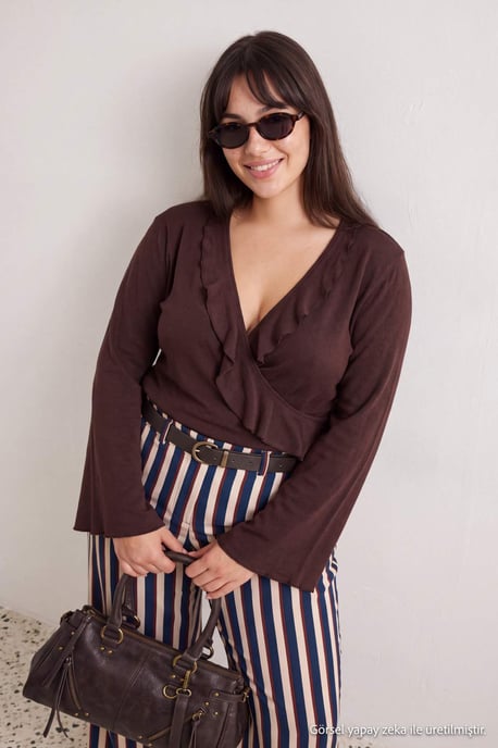 Trendyol Curve Langärmlige taillierte Bluse, große Größen - Braun - Image 6