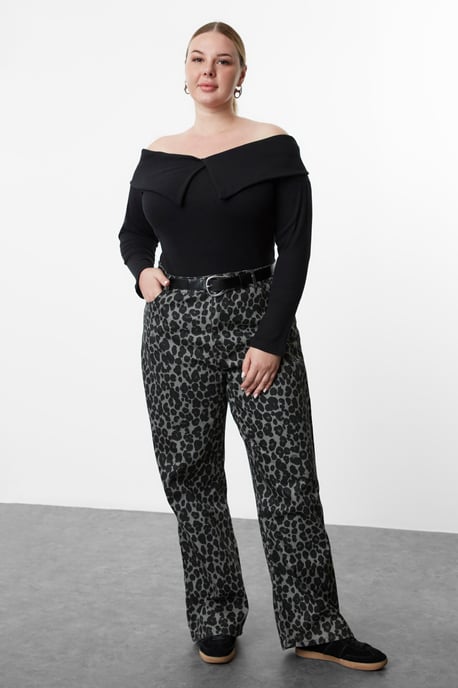 Trendyol Curve Damen Schwarz Einfarbig Lang Tailliert Große Größen Blusen - Image 1