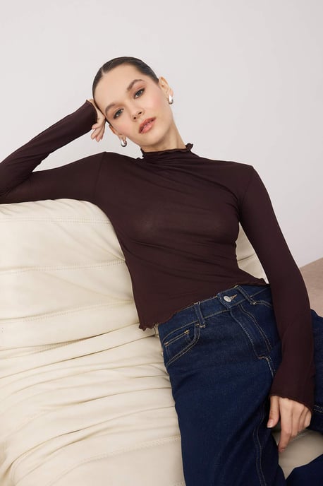 Trendyol Lang geschnittene, taillierte Bluse - Braun - Image 4