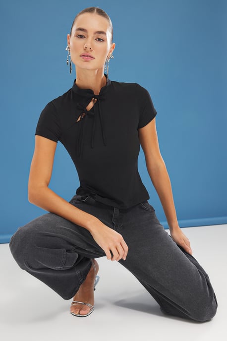 TRENDYOLMİLLA Damen Schwarz Einfarbig Kurz Tailliert Blusen - Image 1