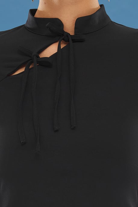 TRENDYOLMİLLA Damen Schwarz Einfarbig Kurz Tailliert Blusen - Image 2