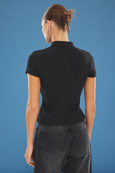 TRENDYOLMİLLA Damen Schwarz Einfarbig Kurz Tailliert Blusen - Image 4