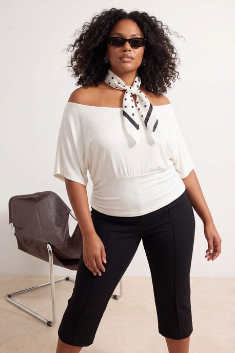 Trendyol Curve Gestreifte Kurzbluse, Regular Fit, große Größen - Ecru - Image 1
