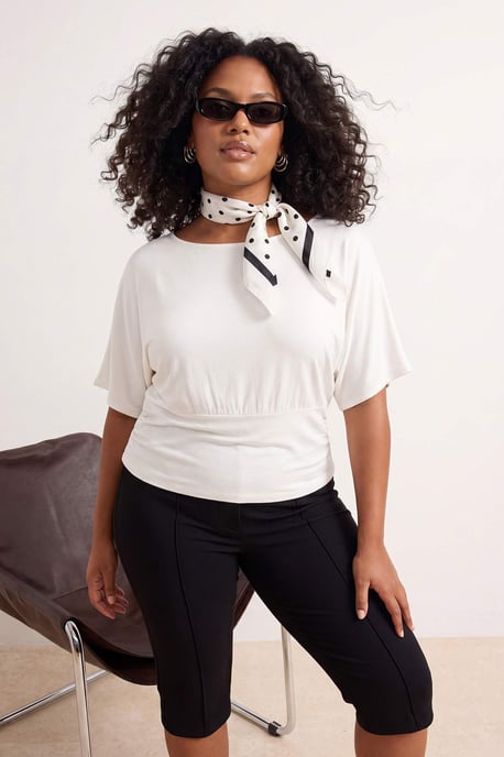 Trendyol Curve Gestreifte Kurzbluse, Regular Fit, große Größen - Ecru - Image 6