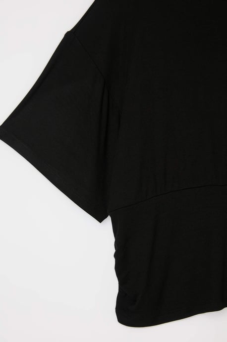 Trendyol Curve Damen Schwarz Gestreift Kurz Regular Fit Große Größen Blusen - Image 4