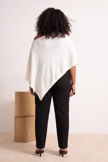 Trendyol Curve Damen Ecru Einfarbig Ärmellos Oversize Große Größen Blusen - Image 3