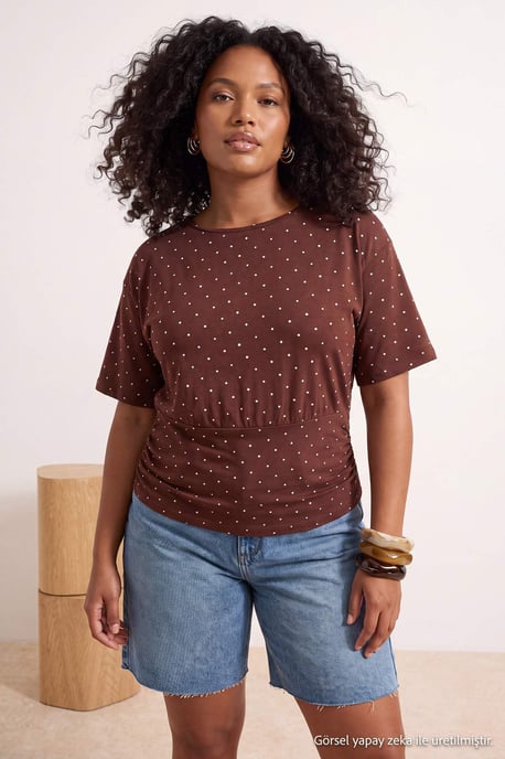 Trendyol Curve Damen Braun Gestreift Kurz Regular Fit Große Größen Blusen - Image 2