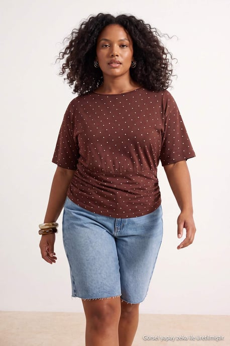 Trendyol Curve Damen Braun Gestreift Kurz Regular Fit Große Größen Blusen - Image 3