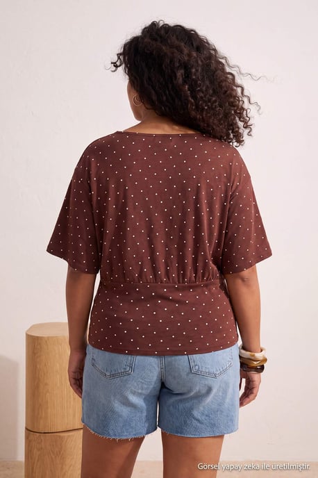 Trendyol Curve Damen Braun Gestreift Kurz Regular Fit Große Größen Blusen - Image 4