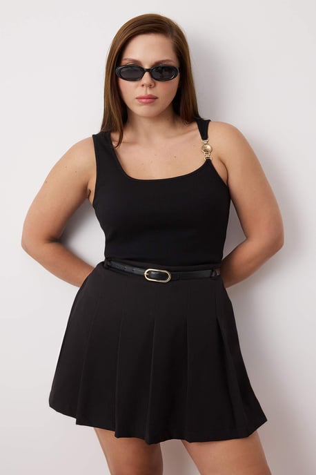 Trendyol Curve Damen Schwarz Einfarbig Ärmellos Tailliert Große Größen Blusen - Image 6