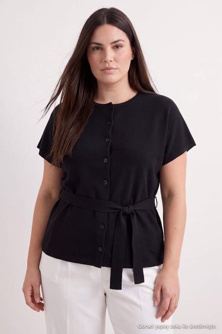 Trendyol Curve Einfarbige, lange Bluse im Regular Fit für große Größen - Schwarz - Image 2