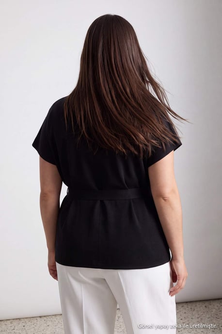Trendyol Curve Einfarbige, lange Bluse im Regular Fit für große Größen - Schwarz - Image 3