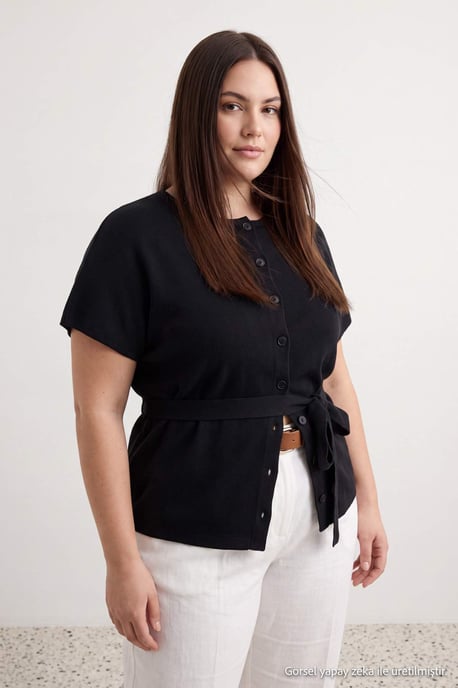 Trendyol Curve Einfarbige, lange Bluse im Regular Fit für große Größen - Schwarz - Image 6