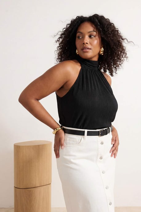 Trendyol Curve Ärmellose Bluse, regular fit, große Größen für Damen - Schwarz - Image 2