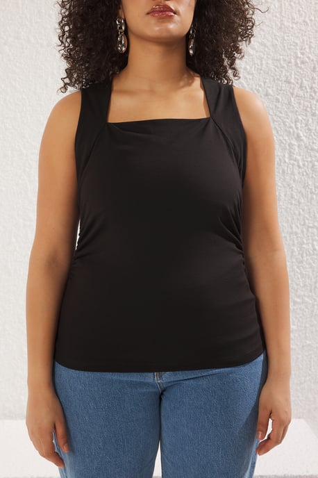 Trendyol Curve Damen ärmellose, taillierte Bluse in großer Größe - Schwarz - Image 2