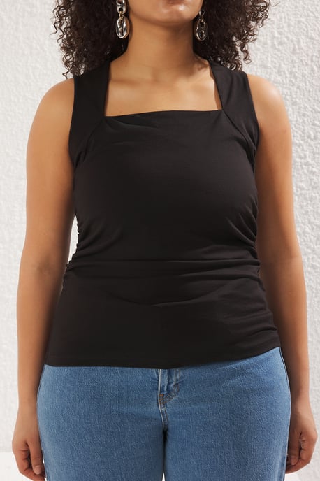 Trendyol Curve Damen ärmellose, taillierte Bluse in großer Größe - Schwarz - Image 3
