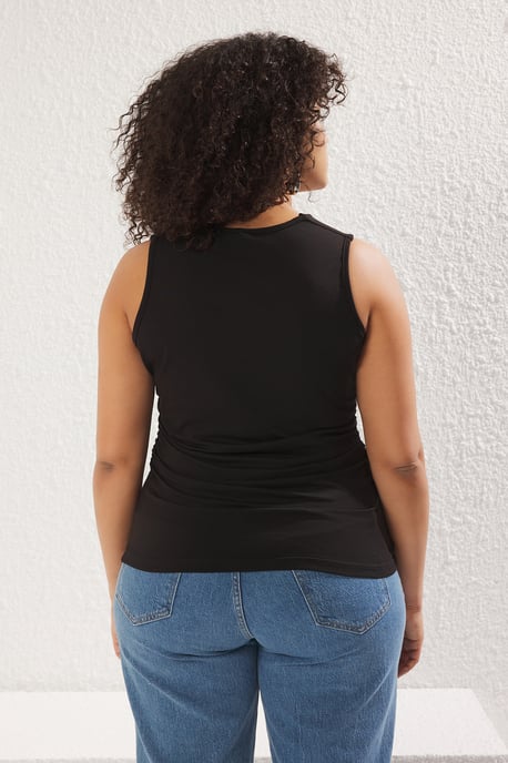 Trendyol Curve Damen ärmellose, taillierte Bluse in großer Größe - Schwarz - Image 4