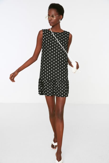 TRENDYOLMİLLA Damen Schwarz Geblümt Kurz / Mini Ärmellos Casual Gerade Kleider - Image 4