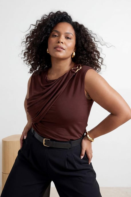 Trendyol Curve Damen Braun Einfarbig Ärmellos Tailliert Große Größen Blusen - Image 6
