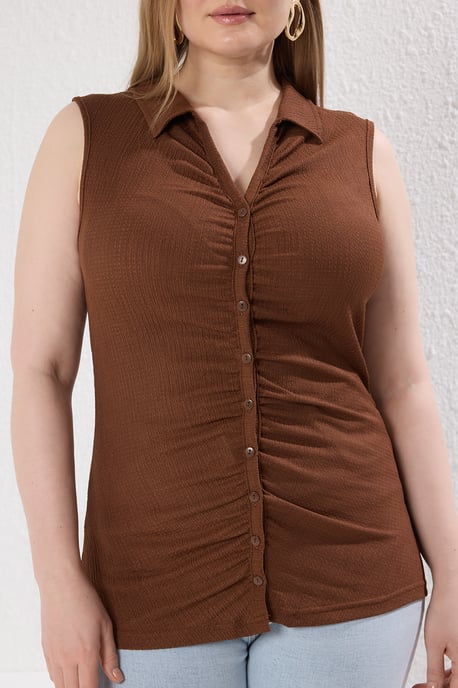Trendyol Curve Damen Braun Einfarbig Ärmellos Tailliert Große Größen Blusen - Image 2