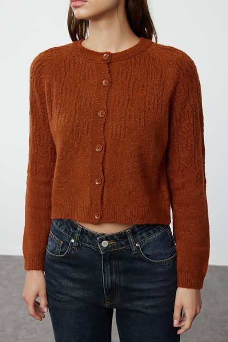 TRENDYOLMİLLA Damen Braun Lochmuster Lang Regular Fit Cardigans - Image 3