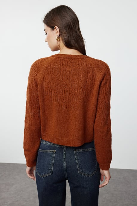 TRENDYOLMİLLA Damen Braun Lochmuster Lang Regular Fit Cardigans - Image 4