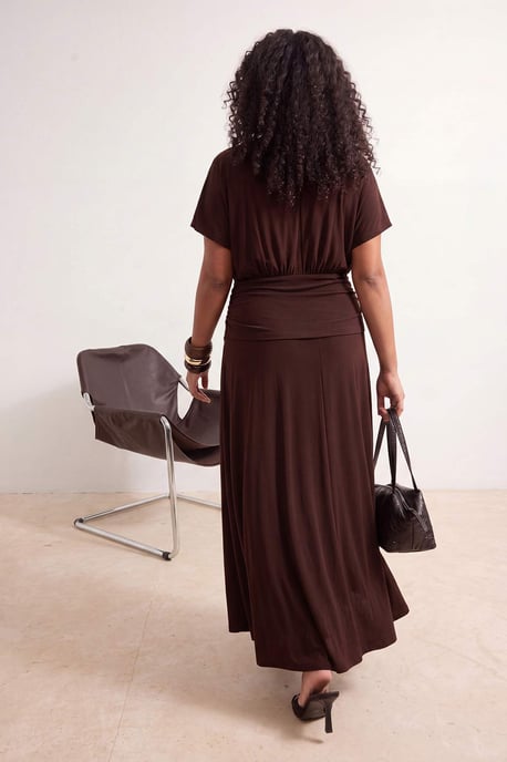 Trendyol Curve Curve einfarbiges Maxikleid in A-Linie, kurz, große Größen - Braun - Image 3