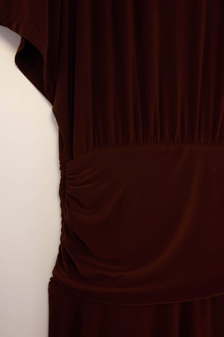 Trendyol Curve Curve einfarbiges Maxikleid in A-Linie, kurz, große Größen - Braun - Image 5