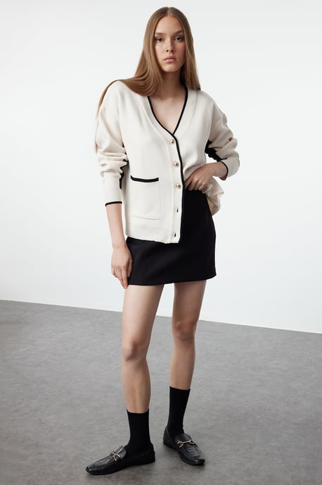 TRENDYOLMİLLA Damen Ecru Colour-Block Lang Oversize Cardigans - Image 5