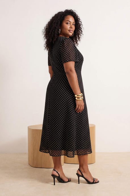 Trendyol Curve Curve A-Linien-Maxikleid mit Polka-Dots, kurz, große Größen - Schwarz - Image 2
