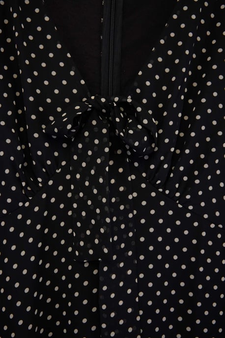 Trendyol Curve Curve A-Linien-Maxikleid mit Polka-Dots, kurz, große Größen - Schwarz - Image 4