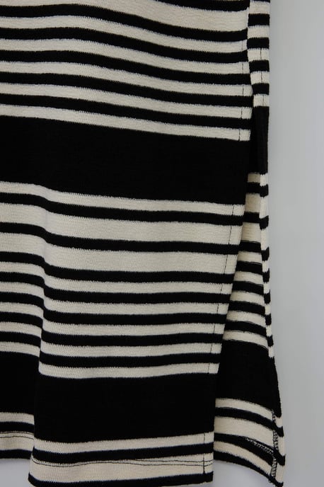 Trendyol Curve Damen Schwarz Gestreift Maxi Ärmellos Casual Gerade Große Größen Kleid - Image 4