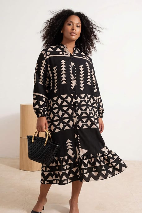 Trendyol Curve Damen Schwarz Geometrisches Muster Maxi Lang Casual Hemdblusenkleid Große Größen Kleid - Image 1