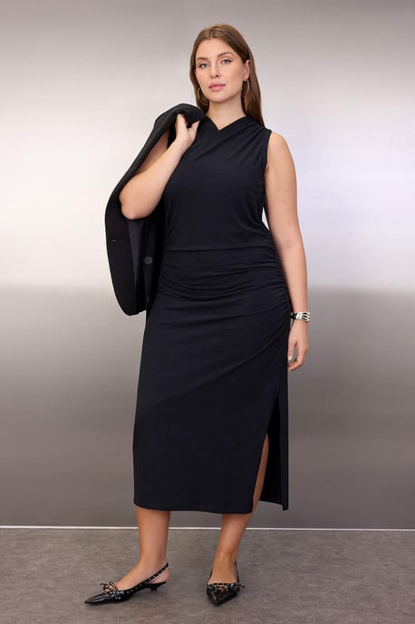 Trendyol Curve Damen Schwarz Einfarbig Maxi Ärmellos Casual Gerade Große Größen Kleid - Image 2