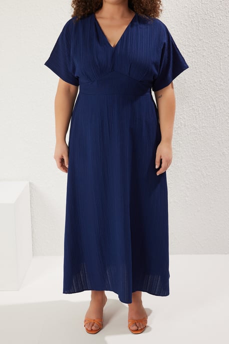 Trendyol Curve Geblümtes A-Linien-Kleid, Maxi kurz, casual, große Größen - Marineblau/Blau - Image 2