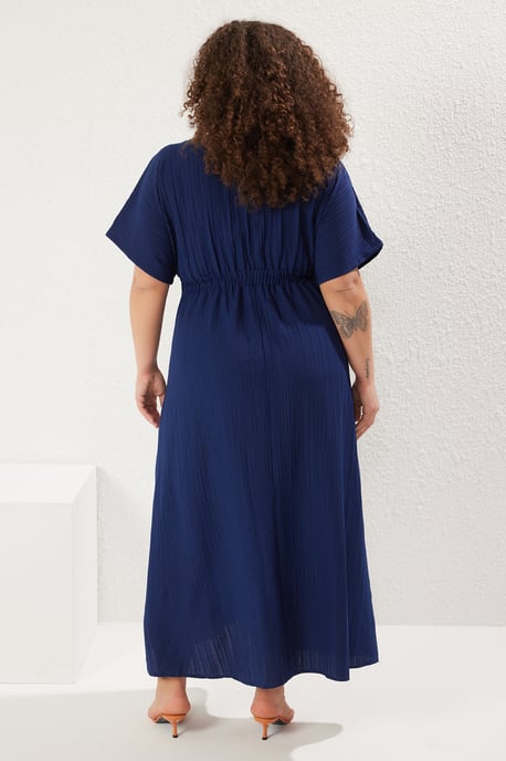 Trendyol Curve Geblümtes A-Linien-Kleid, Maxi kurz, casual, große Größen - Marineblau/Blau - Image 4