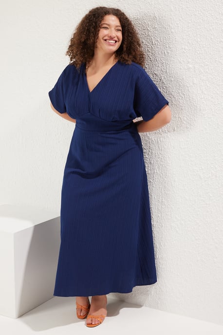 Trendyol Curve Geblümtes A-Linien-Kleid, Maxi kurz, casual, große Größen - Marineblau/Blau - Image 5