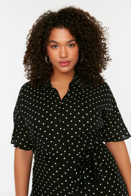 Trendyol Curve Damen Schwarz Gepunktet Maxi Kurz Casual A-Linie Große Größen Kleid - Image 2