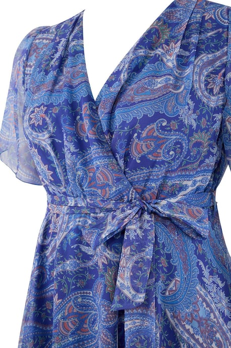 Trendyol Curve Geblümtes A-Linien-Kleid, Maxi kurz, casual, große Größen - Marineblau/Blau - Image 4
