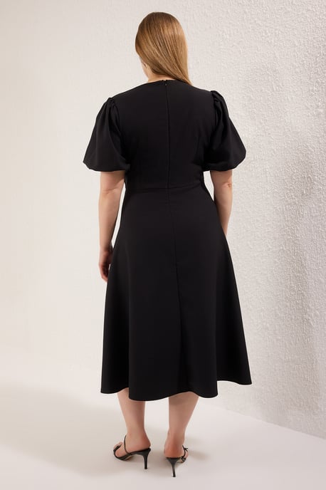 Trendyol Curve Damen Schwarz Einfarbig Midi Kurz Elegant/Abend Skater Große Größen Kleid - Image 4